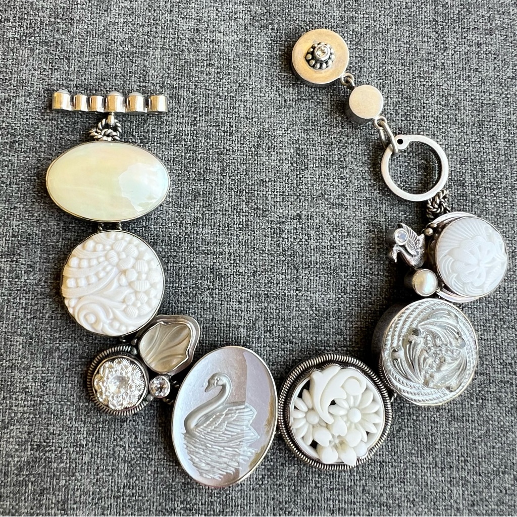 Mars & Valentine Echo Of The Dreamer White Silver Swan Bracelet Mother Of Pearl